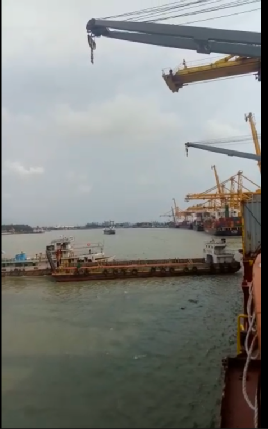 飛來橫禍！168米長集裝箱船靠泊時被駁船撞出大洞，船期延誤不可避免