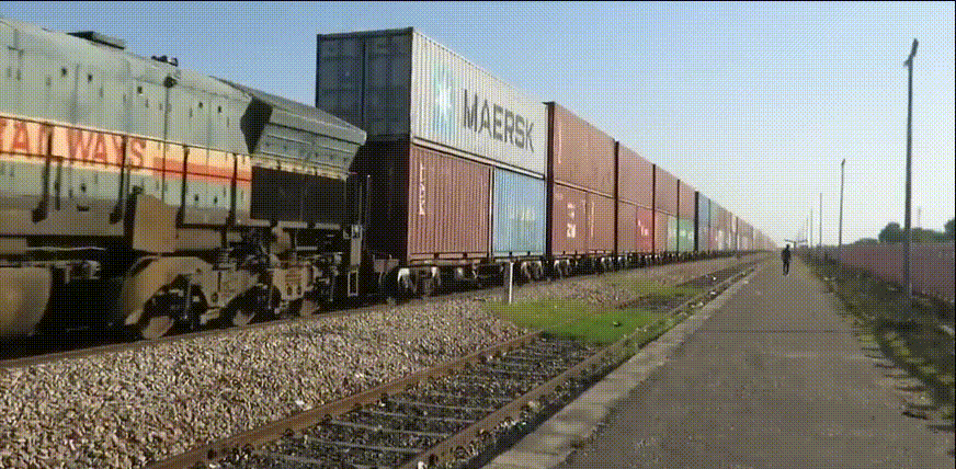 雙層集裝箱列車少見？別慌，三層的也來了