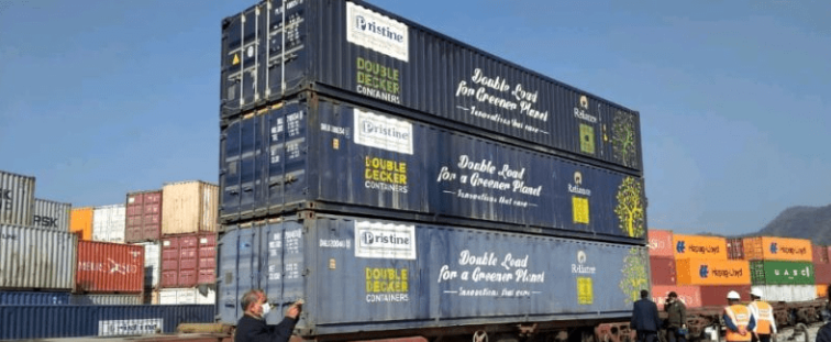 雙層集裝箱列車少見？別慌，三層的也來了