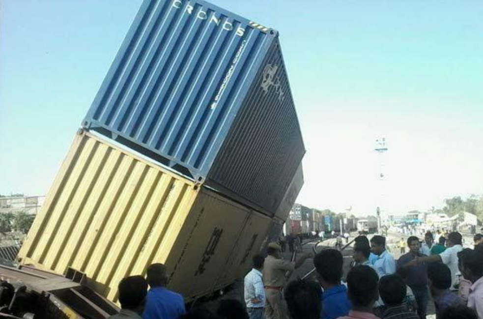 雙層集裝箱列車少見？別慌，三層的也來了