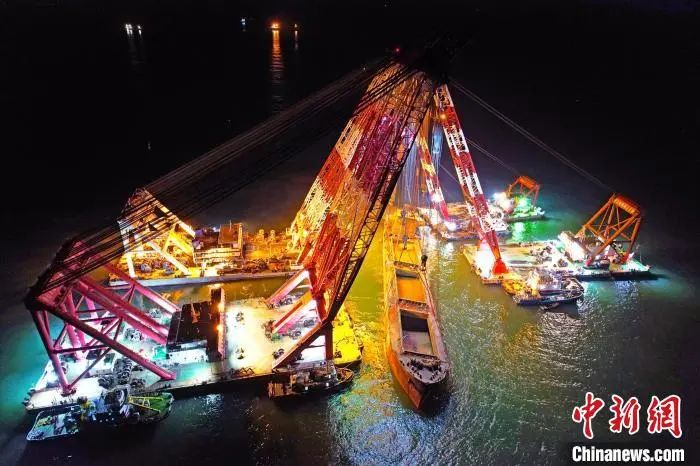 終于！沉在深海一年的萬噸貨船被打撈出水！