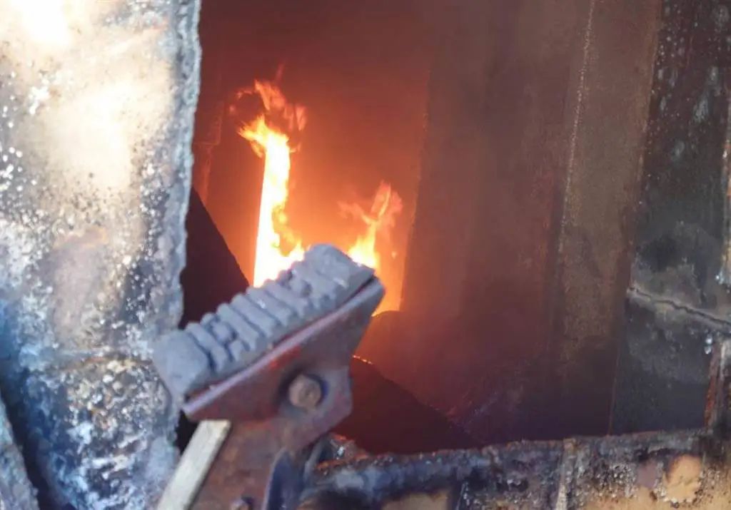 慘！一貨輪擱淺8個(gè)月拖上岸 又遇火燒船