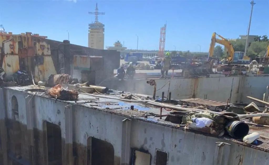 慘！一貨輪擱淺8個(gè)月拖上岸 又遇火燒船