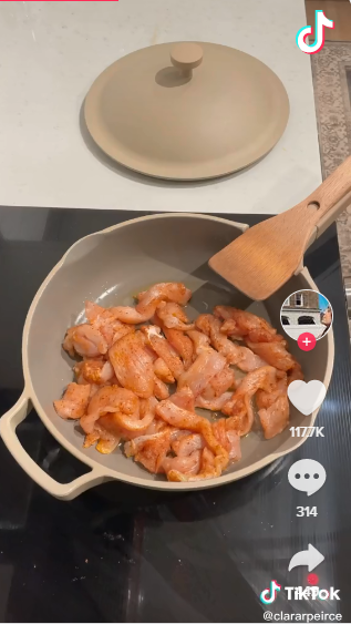 TikTok上的打工人內(nèi)卷實(shí)錄，或成爆款助推器？！