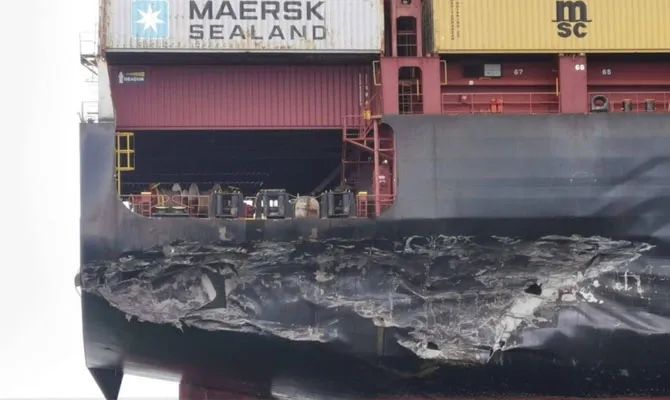 突發(fā)！一大型集裝箱船在馬六甲海峽被油輪撞擊，兩船嚴(yán)重受損，船期延誤！