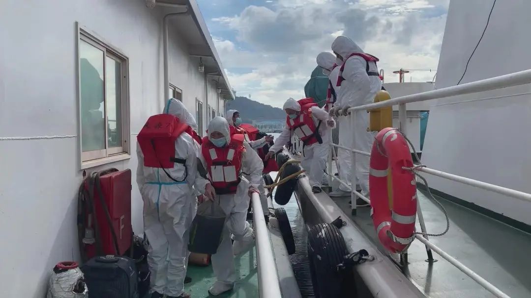 凌晨貨輪貨艙進水 11名船員請求救助！