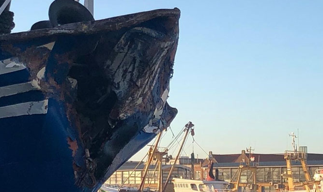 撞得不輕！一貨船凌晨撞向錨泊新油輪...