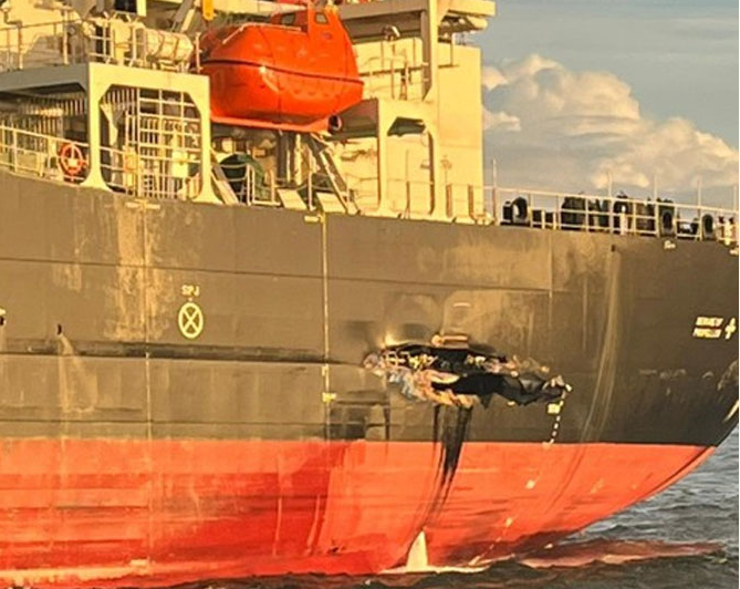 撞得不輕！一貨船凌晨撞向錨泊新油輪...