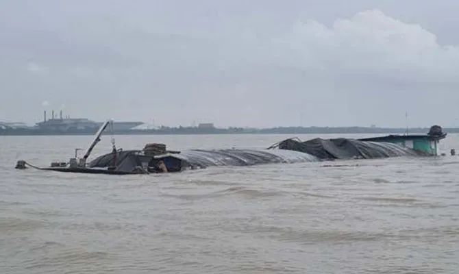 一集裝箱船與一駁船相撞，駁船沉沒……