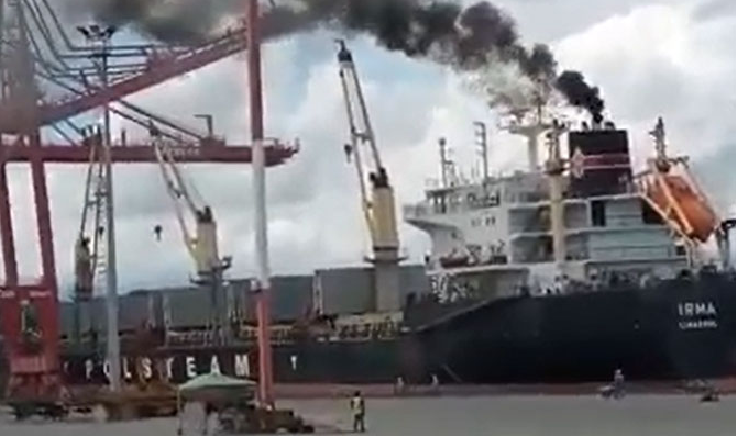 突發(fā)！一散貨船船吊撞上碼頭橋吊！