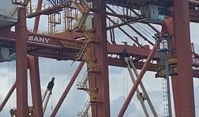 突發(fā)！一散貨船船吊撞上碼頭橋吊！