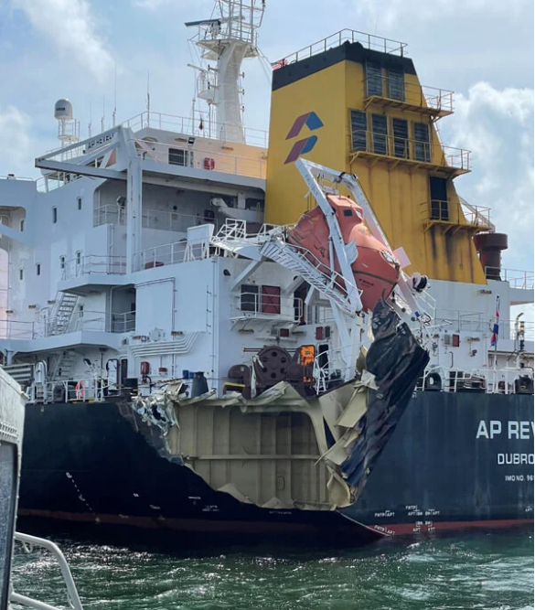 35天！被撞出巨大裂口的散貨船修好了！