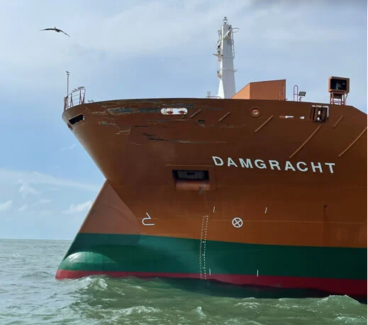 35天！被撞出巨大裂口的散貨船修好了！