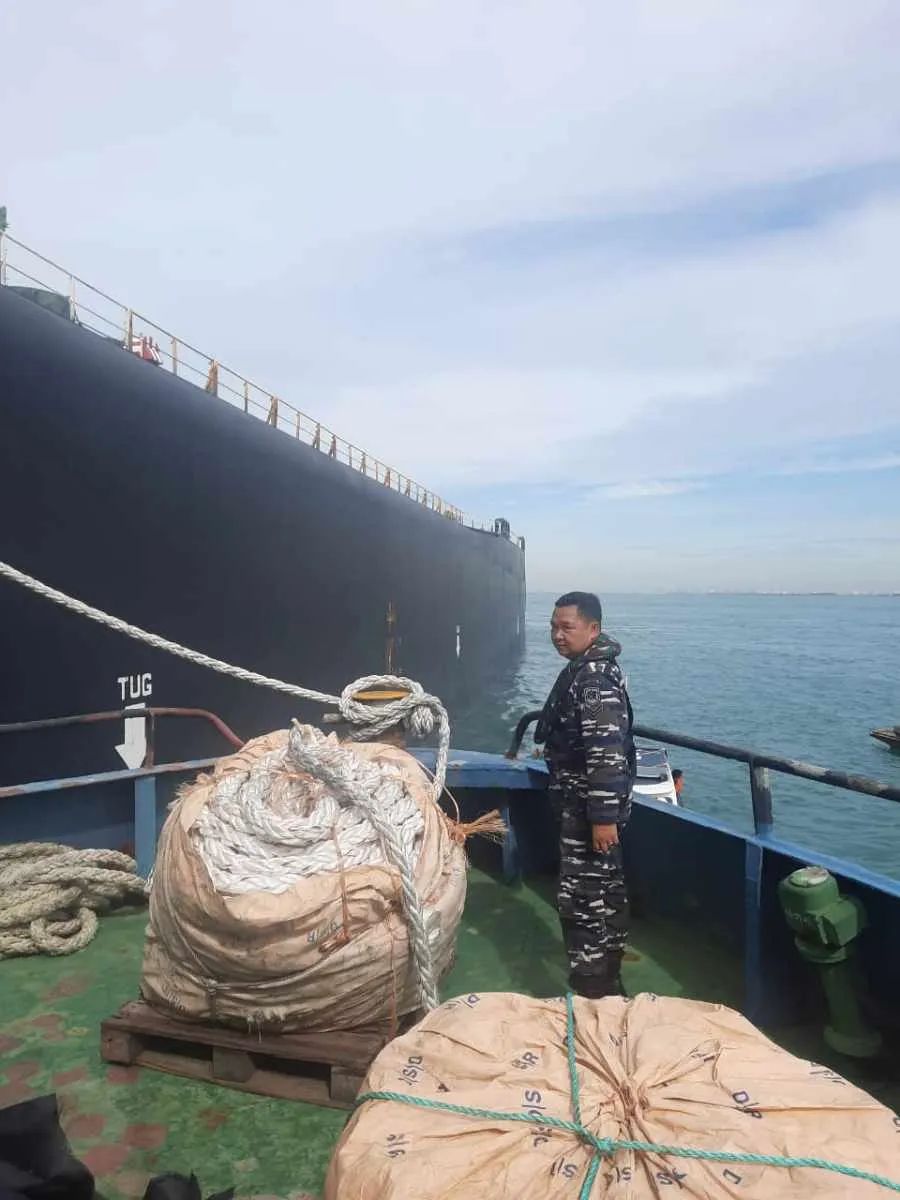 麻煩了！30萬噸級VLCC擱淺在天然氣管道上，已4天了！