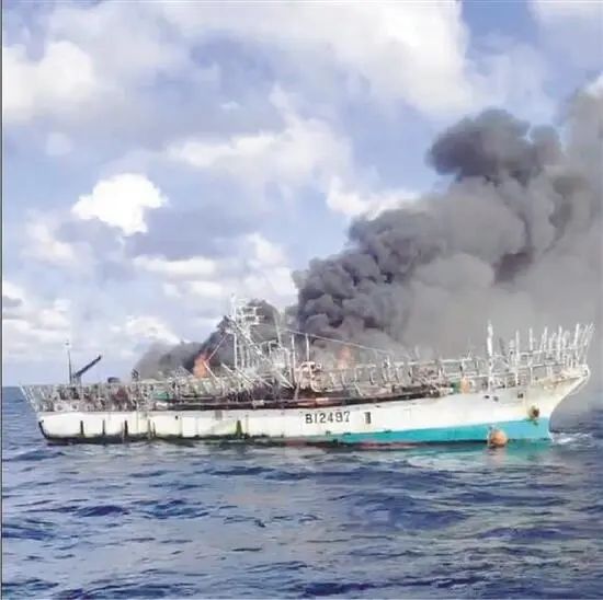 臺(tái)灣籍船海上起火 寧波船只連救48名船員！