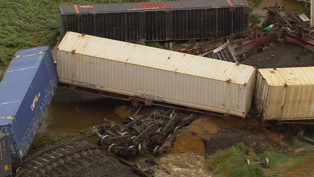 突發(fā)！該國發(fā)生貨運列車脫軌事故，數(shù)十個集裝箱掉落