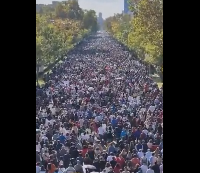 街上密密麻麻全是人！