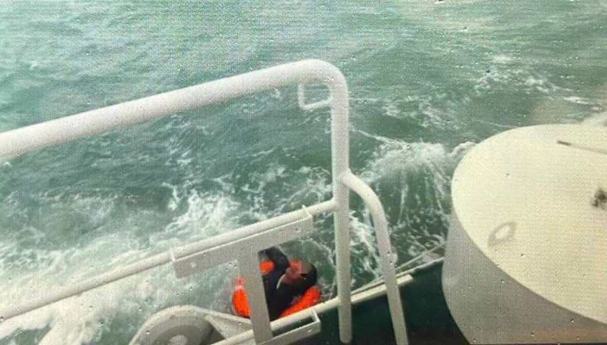 生死瞬間！一船員爬上漂浮集裝箱等待救援...