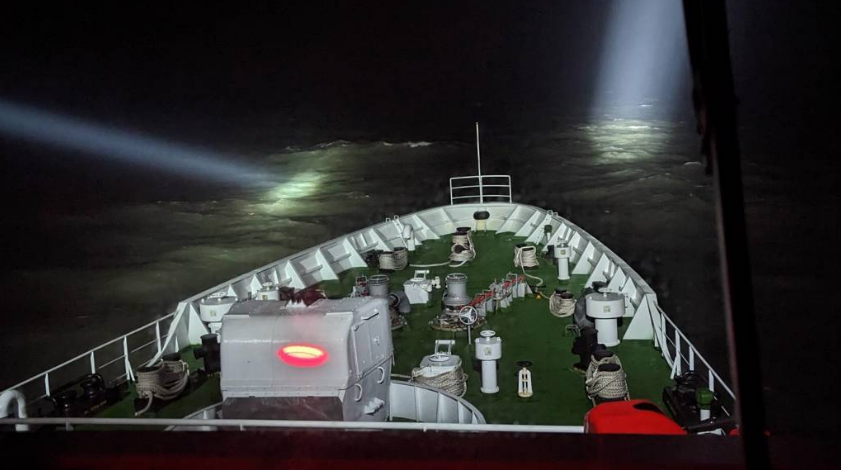 生死瞬間！一船員爬上漂浮集裝箱等待救援...