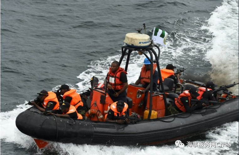 突發(fā)！一油輪貝寧遭襲, 9海盜綁走15船員! ...馬士基強(qiáng)烈呼吁國際軍事支持 