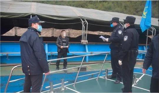 長江錨地船員因發(fā)燒私自下船遭罰，疫情期間如何合規(guī)上下船？