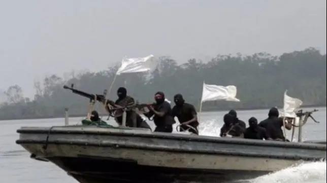 迫在眉睫！一油輪遭八名海盜登船襲擊...