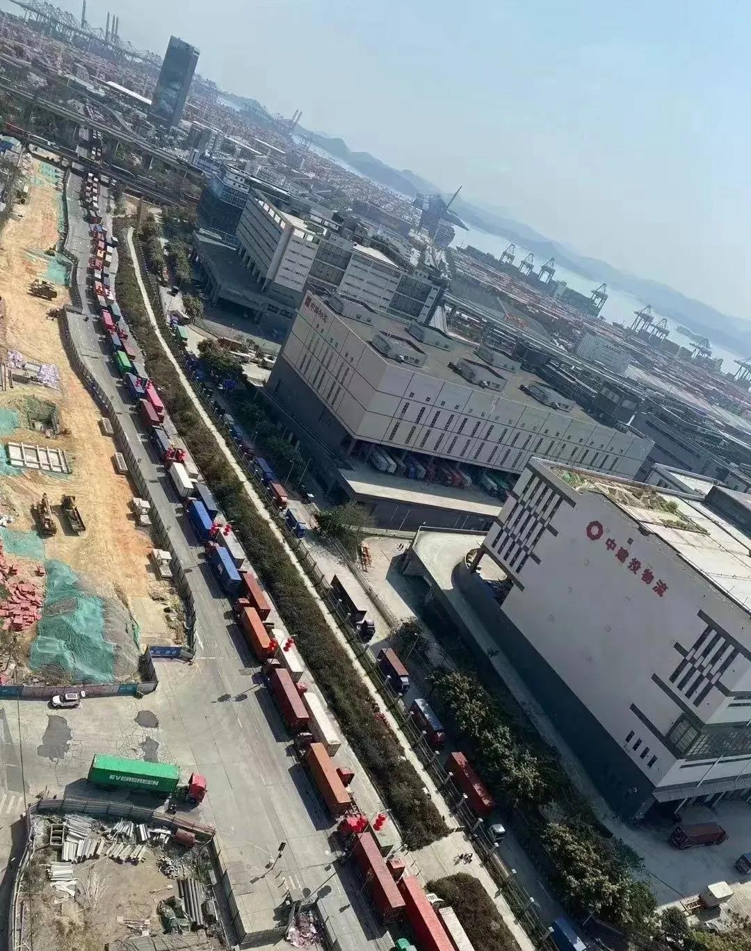 落箱費(fèi)飛漲到1500.....馬路變堆場(chǎng)、道路堵、一箱難落、司機(jī)難尋、卡車(chē)難求！