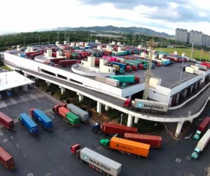 落箱費(fèi)飛漲到1500.....馬路變堆場(chǎng)、道路堵、一箱難落、司機(jī)難尋、卡車(chē)難求！