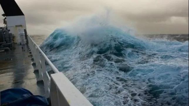 大西洋風(fēng)暴！貨船痛失1船員,，另19名船員希望盡快下船