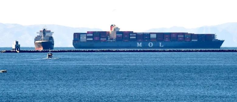 雪上加霜！數(shù)十艘集裝箱船逃離港口，擁堵加??！洛杉磯長灘港遭遇強(qiáng)風(fēng)暴 