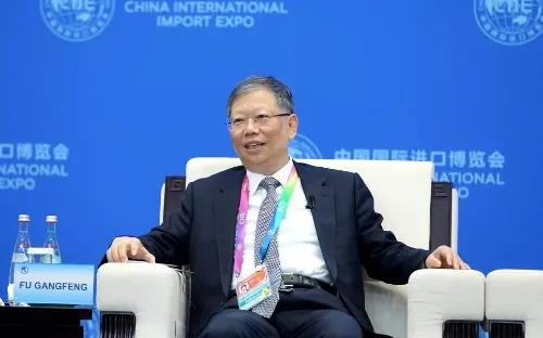 中遠(yuǎn)海運(yùn)集團(tuán)總經(jīng)理，提交了兩份提案，推動(dòng)智能航運(yùn)建設(shè)、著眼于航運(yùn)金融的發(fā)展