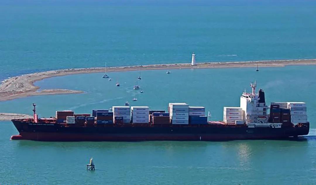事故丨15人被綁架！又有集裝箱船遭海盜襲擊；一集裝箱船與駁船相撞