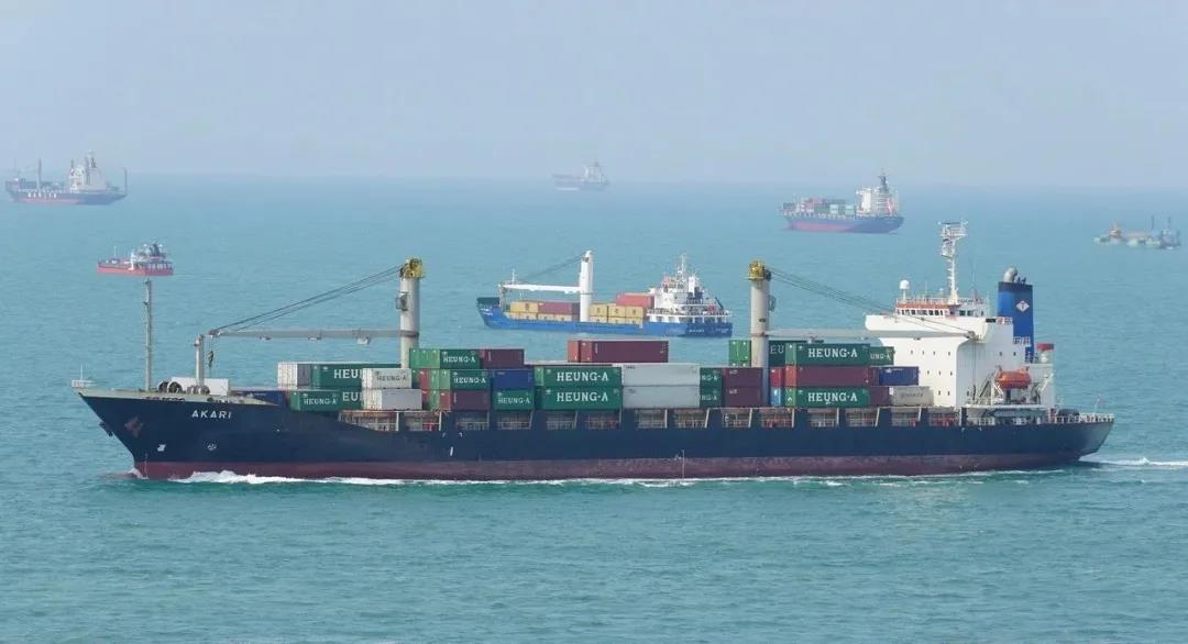 事故丨15人被綁架！又有集裝箱船遭海盜襲擊；一集裝箱船與駁船相撞