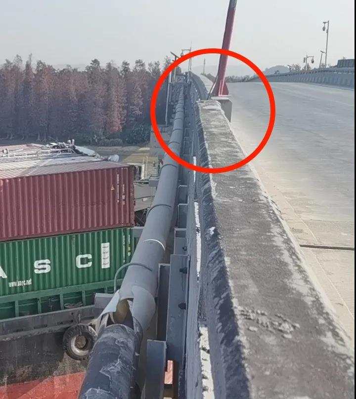 突發(fā)！一大型貨輪撞擊橋梁致橋面出現(xiàn)位移！一船員受傷，大橋已實(shí)施封航、封橋！