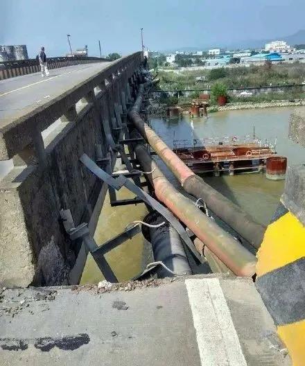 突發(fā)！一大型貨輪撞擊橋梁致橋面出現(xiàn)位移！一船員受傷，大橋已實(shí)施封航、封橋！