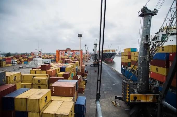 貨運(yùn)成本暴漲600％！該國(guó)無人提貨/棄貨風(fēng)險(xiǎn)激增，超4000個(gè)集裝箱貨物或?qū)⒃馀馁u