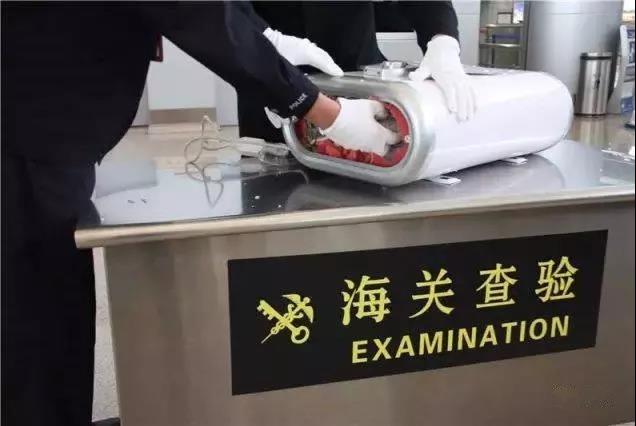 貨物被海關(guān)扣押期間產(chǎn)生的堆存費(fèi)用應(yīng)由誰承擔(dān)？