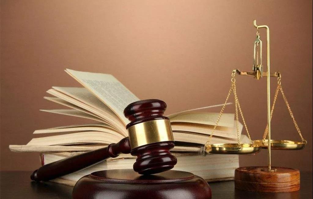 貨物被海關(guān)扣押期間產(chǎn)生的堆存費(fèi)用應(yīng)由誰承擔(dān)？