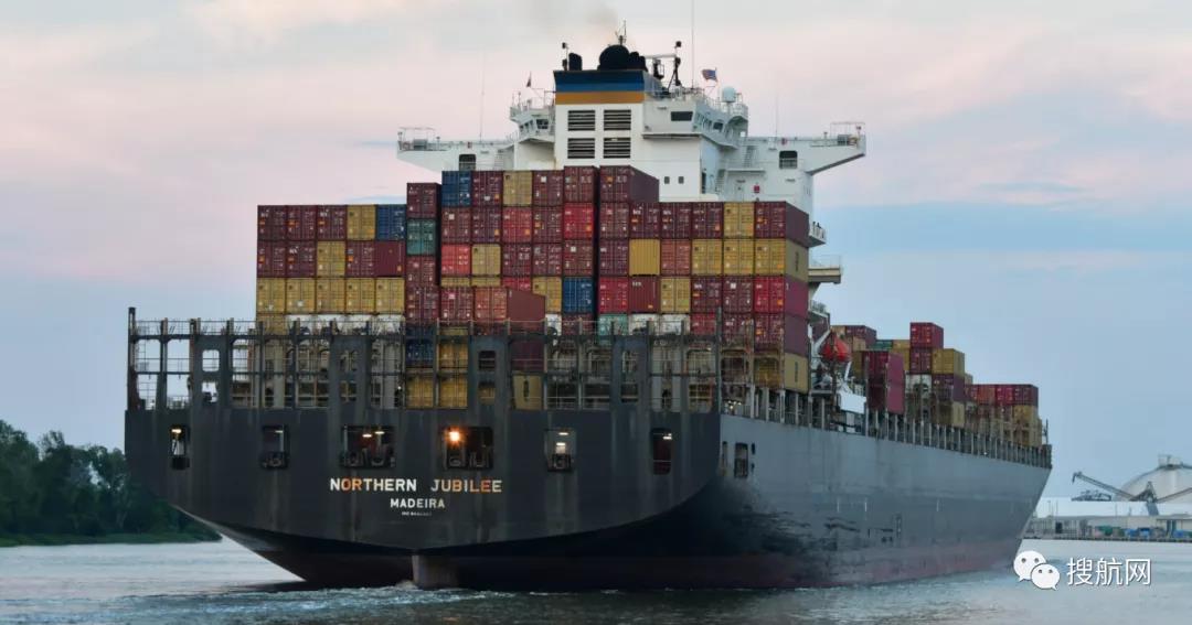 事故丨一艘大型集裝箱船機(jī)艙起火，嚴(yán)重受損無法繼續(xù)航行！