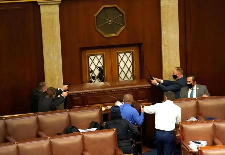 華盛頓暴亂實(shí)施宵禁！美國國會“陷落”！特朗普發(fā)話：絕不承認(rèn)敗選?