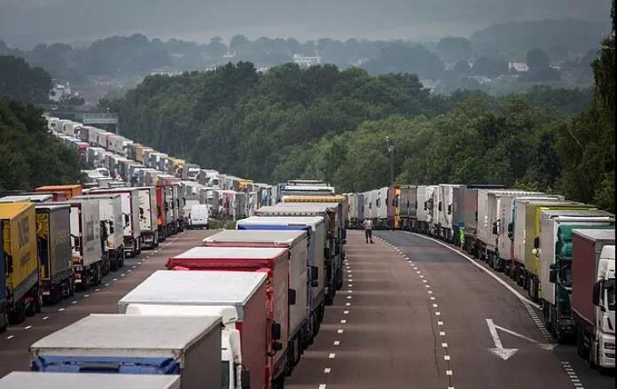 貨車司機(jī)拒絕病毒檢測，英國多佛港陷入混亂，易腐貨受損嚴(yán)重