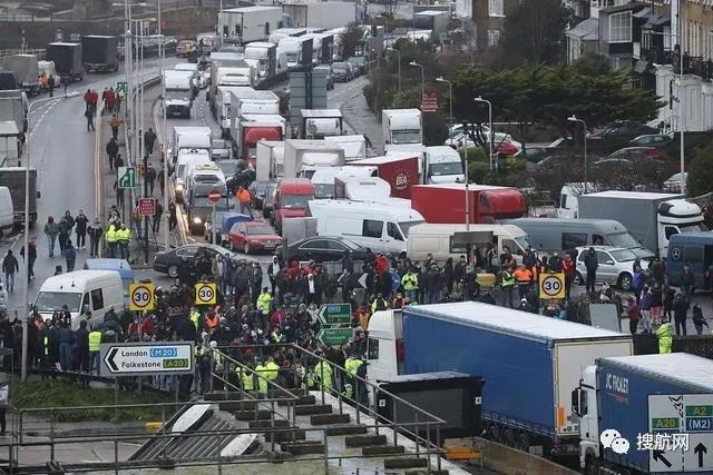 中國暫停往返英國航班，英國多佛港公路仍舊混亂擁堵