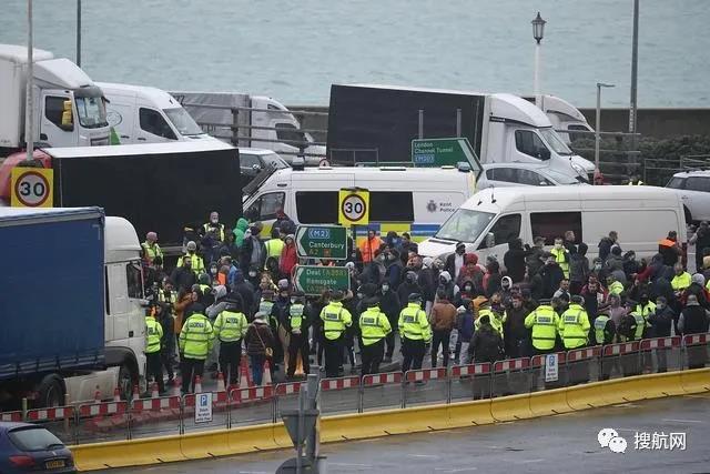 中國暫停往返英國航班，英國多佛港公路仍舊混亂擁堵
