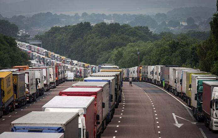 英國疫情“失控”，40多國對其入境管制，陸路、港口嚴(yán)重?fù)矶?，商品面臨斷貨危機(jī)