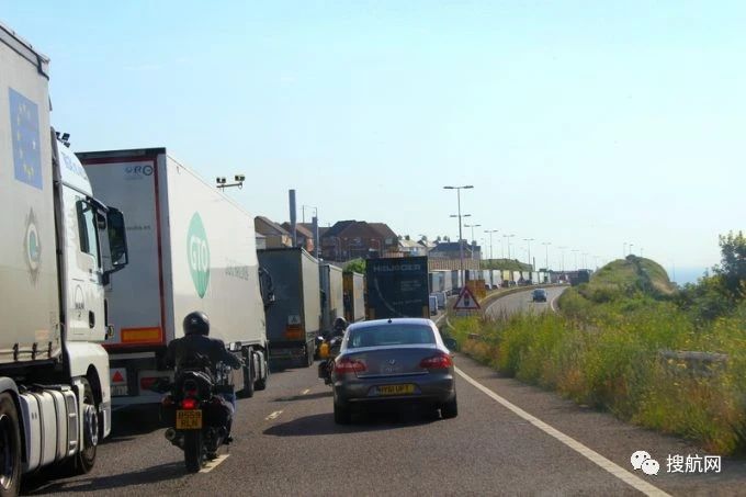 英國成孤島，卡車排隊數(shù)英里，法國切斷港口聯(lián)系，多國家關閉與英國的邊境