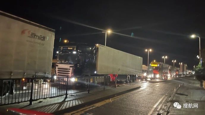 英國成孤島，卡車排隊數(shù)英里，法國切斷港口聯(lián)系，多國家關閉與英國的邊境