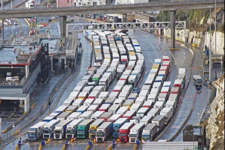 一夜之間封城，海陸空運(yùn)輸受阻！至少20國對其交通封鎖，貨物貿(mào)易受挫！