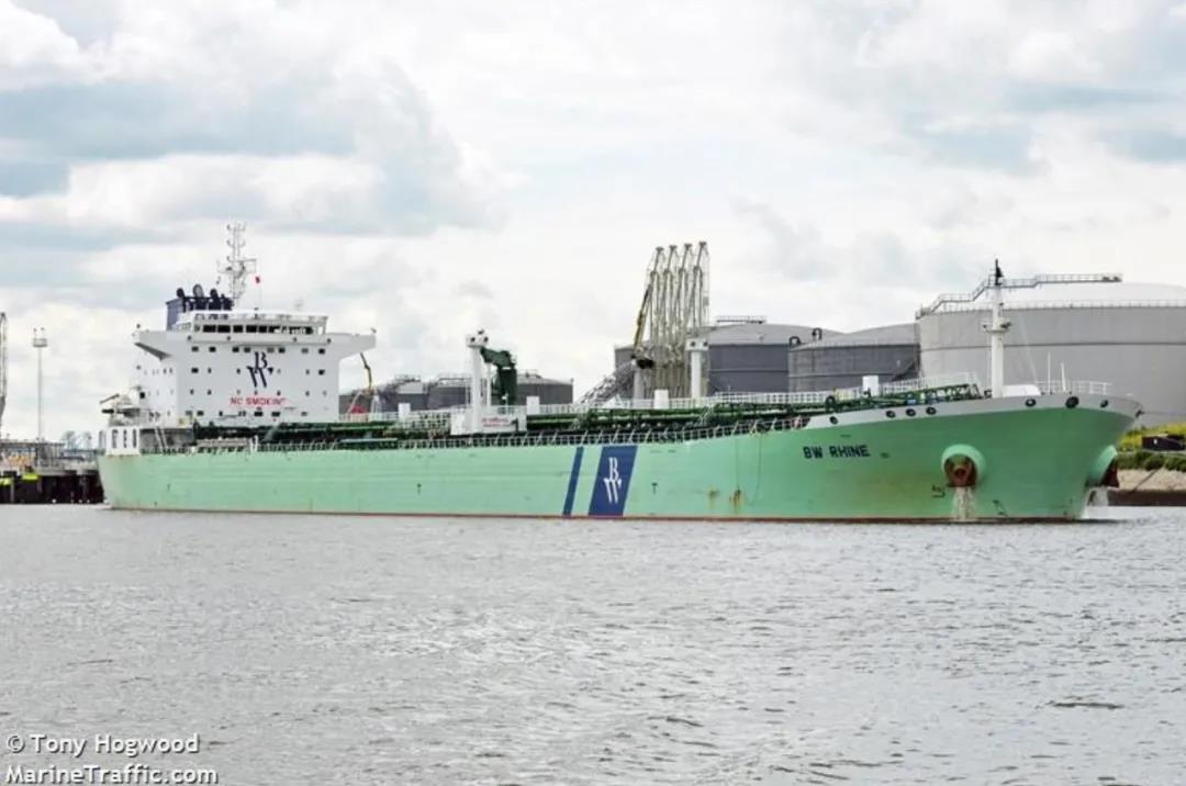 又有油輪在中東海域爆炸起火！這次遭到襲擊的是“船王”外孫公司旗下的油輪！