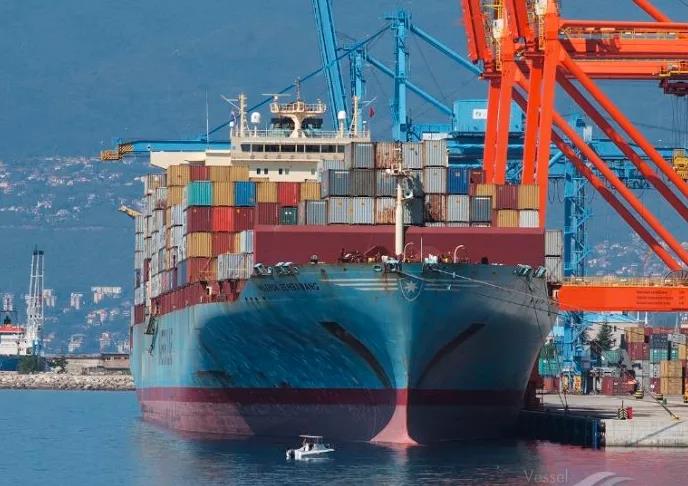 港口嚴(yán)重?fù)矶?，卡車排隊?shù)公里！各大船公司取消樞紐港靠泊，港口貨運量暴跌！