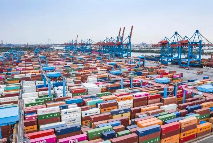 港口嚴(yán)重?fù)矶?，卡車排隊?shù)公里！各大船公司取消樞紐港靠泊，港口貨運量暴跌！